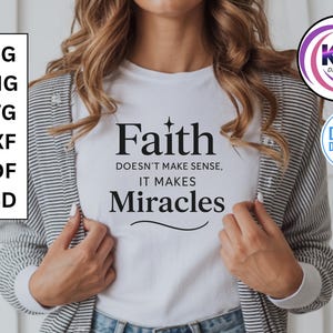 Może przedstawiać: Biała koszulka z czarnym napisem "Faith doesn't make sense, it makes miracles". Obraz zawiera również grafikę do pobrania cyfrowego i logo KCH Digital Design.