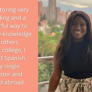 Pode incluir: Uma mulher com cabelo comprido e escuro sorri para a c&acirc;mera. Ela est&aacute; vestindo um top preto sem mangas e uma saia estampada. O fundo &eacute; uma cidade com &aacute;rvores e edif&iacute;cios.