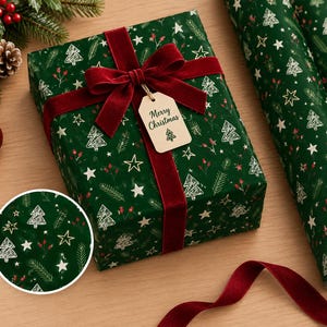 Könnte beinhalten: Ein rechteckiges Geschenkpaket in dunkelgrünem Papier mit weißem Linienmuster aus Weihnachtsbäumen, Sternen und Beeren. Das Paket ist mit einem tiefroten Samtband umwickelt und mit einem beigen Geschenkanhänger mit der Aufschrift Merry Christmas versehen.