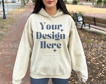 Gildan 18500 zand hoodie mockup | Sweatshirtmodel | Zandsweatermodel met capuchon | Trendy buitenmodel | Gildan 18500 model