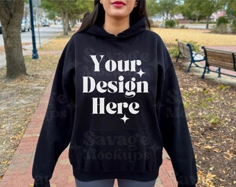 Gildan 18500 zwarte hoodiemodel | Sweatshirtmodel | Zwart sweatshirt met capuchon mockup | Trendy buitenmodel | Gildan 18500 model
