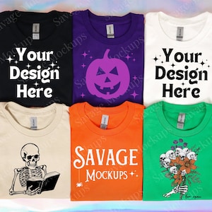 K&ouml;nnte beinhalten: Sechs verschiedene T-Shirt-Mockups mit verschiedenen Designs. Die Designs beinhalten einen K&uuml;rbis mit einem gruseligen Gesicht, ein Skelett, das ein Buch liest, einen Blumenstrau&szlig; mit einer Skeletthand und den Text "Your Design Here" auf zwei Shirts. Ein Shirt hat den Text "SAVAGE MOCKUPS" in Orange.
