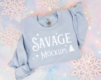 Jasnoniebieski Gildan 18000 Mockup | Jasnoniebieski Zimowy Sweter | Makieta Świąteczna | Makieta Swetra | Makieta Świątecznej Bluzy