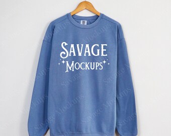 Mockup för tröja i blå jeanskomfortfärger | Hängande mockup | Mockup för tröja i blå jeans | Mockup 1566 | Mockup för tröja