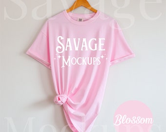 Comfortkleuren Blossom Mockup | C1717-model | Hangend overhemdmodel | Plat liggend model | Roze shirtmodel | Uniseks shirtmodel