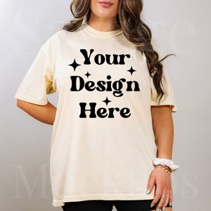 Elfenbeinfarben Comfort Farben Mockup | C1717 Shirt Mockup | Modell Mockup | Elfenbein Shirt Mockup | Minimalistisches Mockup | Unisex Shirt Mockup