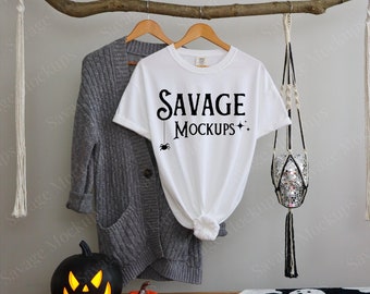 Mockup comfortkleuren | Mockup witte comfortkleuren | Mockup wit overhemd | Hangend model | Herfstmodel | Halloween-mockup
