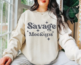 Sand Gildan 18000 Mockup | Mockup bluzy z kapturem | Mockup Sand Crewneck | Mockup modelu | Mockup przytulnego stylu życia | Mockup POD