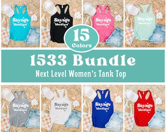 Könnte beinhalten: Ein Bündel aus 15 verschiedenen Tanktops in unterschiedlichen Farben mit dem Aufdruck "Savage Mockups" auf der Vorderseite. Die Tanktops liegen auf einer hellbraunen Oberfläche mit einem weißen Hut, einer blauen Jeans und einer karierten Tragetasche neben jedem.