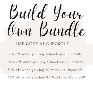 K&ouml;nnte beinhalten: Ein wei&szlig;er Hintergrund mit einer hellbraunen, aquarellartigen Form. Der Text "Build Your Own Bundle" ist in schwarzer Kursivschrift. Unter dem Text befindet sich eine Linie mit dem Text "USE CODE AT CHECKOUT". Unter der Linie befindet sich eine Liste von Rabatten f&uuml;r den Kauf mehrerer Mockups. Die Rabatte sind: 10 % Rabatt beim Kauf von 3 Mockups - Bundle10, 20 % Rabatt beim Kauf von 5 Mockups - Bundle20, 30 % Rabatt beim Kauf von 10 Mockups - Bundle30 und 40 % Rabatt beim Kauf von 20 Mockups - Bundle40.