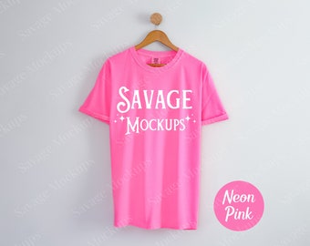 Neon Pink Komfort Farben 1717 Mockup | C1717 Mockup | Hängendes Shirt Mockup | Neon Pinkes Shirt Mockup | Unisex Shirt Mockup