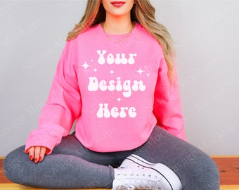 Różowy Gildan 18000 | Makieta bluzy | Różowy sweter z nadrukiem | Modny model | Gildan 18000