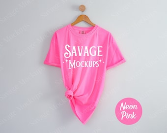 Neon Pink Komfort Farben 1717 Mockup | C1717 Mockup | Gebundenes hängendes Shirt Mockup | Neon Pinkes Shirt Mockup | Unisex Shirt Mockup