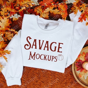 Herfstmodel Gildan 18000 in wit | Sweatermodel | Herfstmodel | Mockup witte sweater | Gevouwen platliggend mockup | Halloween-mockup