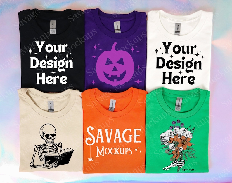 K&ouml;nnte beinhalten: Sechs verschiedene T-Shirt-Mockups mit verschiedenen Designs. Die Designs beinhalten einen K&uuml;rbis mit einem gruseligen Gesicht, ein Skelett, das ein Buch liest, einen Blumenstrau&szlig; mit einer Skeletthand und den Text "Your Design Here" auf zwei Shirts. Ein Shirt hat den Text "SAVAGE MOCKUPS" in Orange.