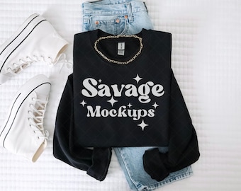 Zwart Gildan 18000-mockup | Zwart sweatshirt met ronde hals | Plat gevouwen | Trendy schone mock-up | Eenvoudig esthetisch model
