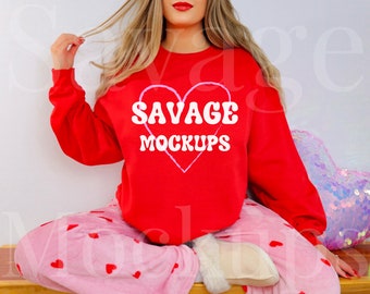 Red Gildan 18000 Maqueta del Día de San Valentín / Maqueta de sudadera Red Gildan / Maqueta de camiseta roja / Maqueta de camisa del Día de San Valentín