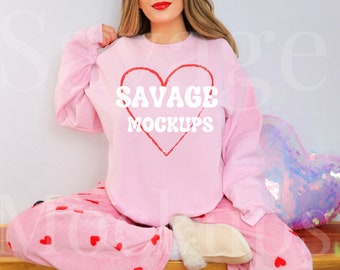 Maqueta del Día de San Valentín Gildan 18000 rosa claro / Maqueta de sudadera Gildan rosa claro / Maqueta de camiseta rosa / Maqueta de camisa del Día de San Valentín