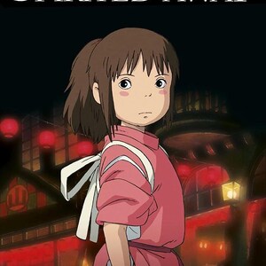 Op de afbeelding: Illustratie uit de animatiefilm "Spirited Away". Een jong meisje met bruin haar en een roze outfit staat voor een nachtsc&egrave;ne met rode lantaarns. De titel van de film staat bovenaan.