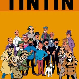 K&ouml;nnte beinhalten: Ein Poster mit dem Titel HERG&Eacute; THE ADVENTURES OF TINTIN auf gelbem Hintergrund. Es zeigt eine gro&szlig;e Gruppe illustrierter Figuren, darunter eine junge Person in blauem Pullover und roter Hose, einen wei&szlig;en Hund und verschiedene Personen in formeller Kleidung.