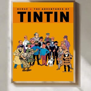 K&ouml;nnte beinhalten: Ein rechteckiges Poster mit leuchtend gelbem Hintergrund, das eine Gruppe illustrierter Figuren aus den Abenteuern von Tim und Struppi zeigt. Der Text HERG&Eacute; THE ADVENTURES OF TINTIN ist oben in Schwarz gedruckt. Tim und sein wei&szlig;er Hund Struppi stehen zentral inmitten verschiedener Figuren in unterschiedlicher Kleidung.