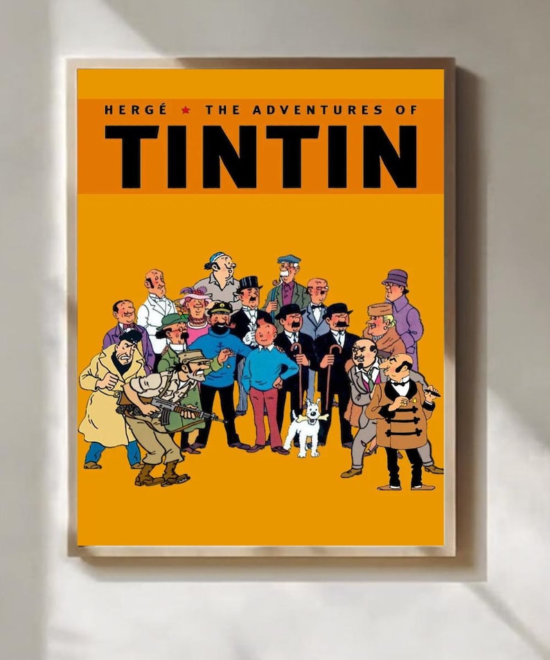 K&ouml;nnte beinhalten: Ein rechteckiges Poster mit leuchtend gelbem Hintergrund, das eine Gruppe illustrierter Figuren aus den Abenteuern von Tim und Struppi zeigt. Der Text HERG&Eacute; THE ADVENTURES OF TINTIN ist oben in Schwarz gedruckt. Tim und sein wei&szlig;er Hund Struppi stehen zentral inmitten verschiedener Figuren in unterschiedlicher Kleidung.