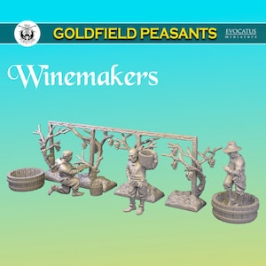 Puede incluir: Tres figuras en miniatura de viticultores cosechando uvas de una vid. Las figuras están pintadas en color gris claro y están representadas en diferentes acciones, como recoger uvas, llevar una cesta y pisar uvas en un barril. Las figuras forman parte de un conjunto llamado "Goldfield Peasants Winemakers" de Evocatus Miniature.