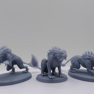 Puede incluir: Tres figuras en miniatura grises impresas en 3D de una criatura mítica con dientes afilados y una melena puntiaguda. Las figuras están en diferentes posturas, una de pie, otra sentada y otra agachada.