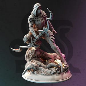 Puede incluir: Una figurita pintada de blanco de una figura encapuchada sosteniendo un arma curva. La figura está de pie sobre una base rocosa.