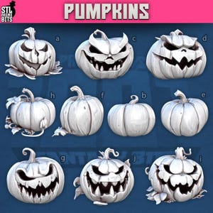 Könnte beinhalten: Eine Sammlung weißer Kürbisskulpturen mit verschiedenen geschnitzten Gesichtern und Formen. Einige Kürbisse haben traditionelle Jack-o'-Lantern-Grinsen, während andere unheimlichere Ausdrücke aufweisen. Das Wort "PUMPKINS" wird in großen Buchstaben oben im Bild angezeigt.