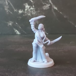 Augur Female Miniature DnD Dungeons and Dragons 28mm/32mm Female Mage Figurine DnD Fighter Fantasy TTRPG Miniature Tabletop Gaming Figurines