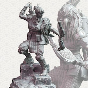 Puede incluir: Una figura gris y detallada de una guerrera con arco y flecha, que lleva un tocado de plumas y armadura. La figura está de pie sobre una base rocosa.