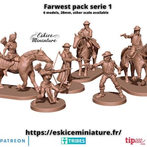 Puede incluir: Un conjunto de seis figuras en miniatura marrones de la "Farwest pack serie 1". Las figuras representan vaqueros, arqueros y caballos. Las figuras miden 28 mm, hay otras escalas disponibles. El logotipo de Eskice Miniature es visible.