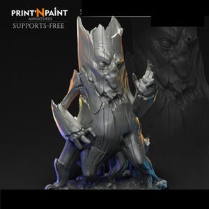 Op de afbeelding: Een grijze miniatuurfiguur van een boomachtig wezen met een strenge uitdrukking. De figuur heeft gedetailleerde houten texturen en poseert met één arm omhoog. De tekst "PRINT 'N PAINT" en "SUPPORTS-FREE" is zichtbaar.