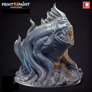 Peut inclure: Miniature grise détaillée d'un monstre marin avec des dents acérées, des tentacules et une crête en forme d'aileron. La base présente des effets d'eau stylisés. Le texte "PRINT'N PAINT MINIATURES" est visible en haut à gauche.