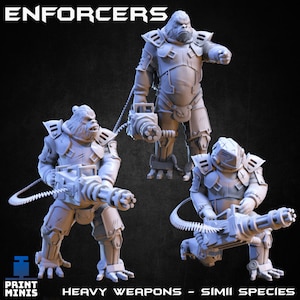 Peut inclure: Trois figurines grises imprimées en 3D représentant des créatures ressemblant à des gorilles portant une armure futuriste et brandissant des armes lourdes. Les figurines sont étiquetées "ENFORCERS" et "HEAVY WEAPONS - SIMII SPECIES".