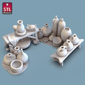 Op de afbeelding: Een verzameling aardewerk en keramiek, waaronder kruiken, kannen, kommen en borden, gerangschikt op houten tafels en banken. De items zijn allemaal in een licht beige kleur en lijken handgemaakt te zijn.