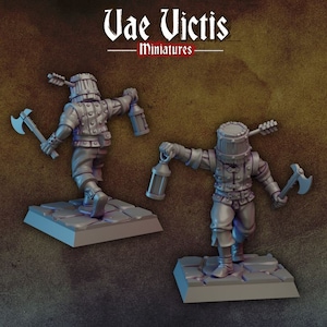 Pode incluir: Duas figuras em miniatura de plástico cinza que representam uma pessoa usando um capacete em forma de barril, segurando uma lanterna e um machado. As figuras estão em pé sobre bases quadradas com um design de paralelepípedos.