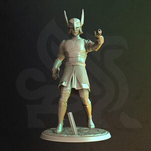 Può includere: Statuetta colorata chiara di un guerriero in armatura, che tiene in mano una piccola arma. La figura è su una base circolare. Il guerriero indossa un elmo con lunghe estensioni a punta.