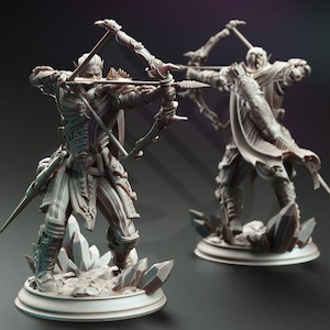 Puede incluir: Dos detalladas figuras de arqueros, cada una sosteniendo un arco y una flecha, están en una postura dinámica. Las figuras están hechas de un material gris claro y están colocadas sobre una base de formaciones cristalinas.