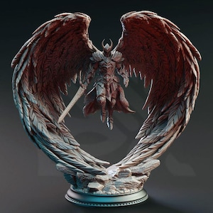 Puede incluir: Una figura esculpida detallada de un ángel con grandes alas de plumas. El ángel lleva armadura y sostiene una espada. La figura está pintada en tonos de rojo, marrón y gris. El ángel está de pie sobre una base con una textura rocosa.