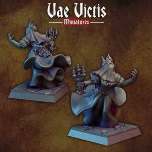 Könnte beinhalten: Zwei 3D-gedruckte Miniaturfiguren einer verhüllten Gestalt, die einen Kandelaber hält. Die Figuren sind in hellgrau bemalt und stehen auf quadratischen Sockeln. Die Figuren stammen aus der Vae Victis Miniatures-Linie.
