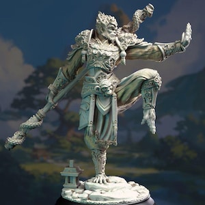 Puede incluir: Una figurita de un guerrero mono pintada de blanco en una pose de lucha. El mono lleva una armadura adornada y sostiene un bastón. La figurita está de pie sobre una base con una pequeña pagoda.