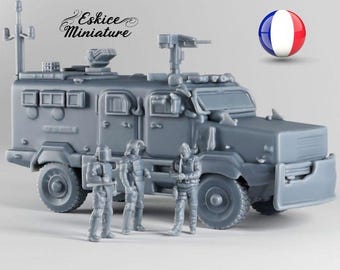 以下が含まれることがあります： 3体のフィギュアが付いた、グレーのCentaur Gendarmerie車両のミニチュアモデル。モデルには、搭載された武器やさまざまなコンパートメントなど、詳細な機能があります。「Eskice Miniature」の文字とウェブサイトのアドレスが表示されています。
