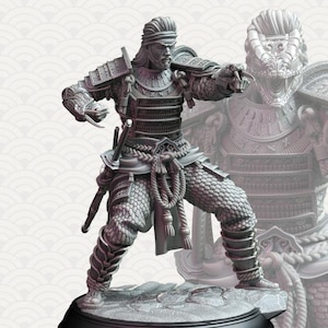 Puede incluir: Una detallada figura gris de un guerrero samurái en pose de combate. El guerrero lleva una armadura tradicional y sostiene una espada. La figura está de pie sobre una base gris.