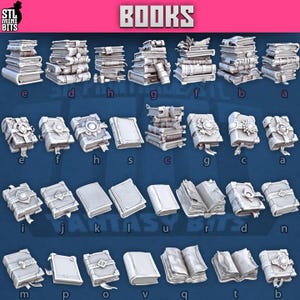 Puede incluir: Una colección de libros en miniatura impresos en 3D de color gris claro y pilas de libros, etiquetados con letras para su identificación. Los artículos presentan varios diseños, incluyendo cubiertas lisas, cierres ornamentados y páginas abiertas.