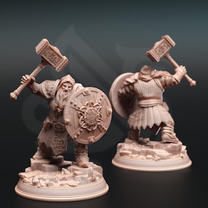 Puede incluir: Una figura en miniatura de un guerrero enano sosteniendo un martillo y un escudo. El enano lleva armadura y tiene barba. La figura está pintada de color marrón.