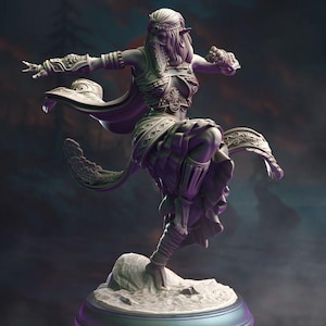 Puede incluir: Una figura gris y detallada de una guerrera elfa femenina en una pose dinámica, con una túnica fluida y una armadura intrincada. La figura está colocada sobre una base circular con una superficie texturizada.