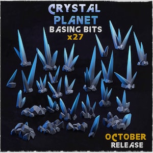 Puede incluir: Una colección de 27 formaciones rocosas de cristal azul, ideales para usar como bits de base en juegos de guerra en miniatura o juegos de rol de mesa. Los cristales están dispuestos sobre un fondo oscuro, con el texto "CRYSTAL PLANET BASING BITS x27 OCTOBER RELEASE" en la parte superior.