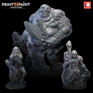 以下が含まれることがあります： グレーのミニチュアファンタジーフィギュアのコレクション。斧を持った大きな筋肉質のオーガ、座っているゴブリン、杖を持ったローブを着た戦士が含まれています。Print'n Paint Miniaturesのロゴが左上にあります。
